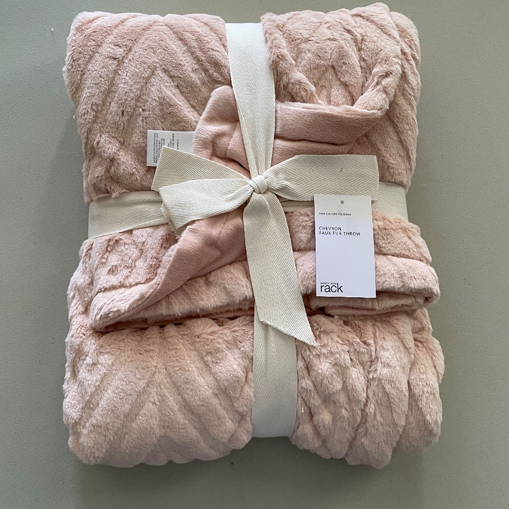 NWT Nordstrom Rack PLUSH Faux Fur Throw PINK